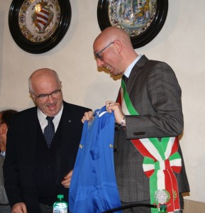 Il Presidente FIGC regala la maglia della nazionale al Sindaco Presciutti