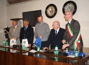 La FIGC omaggia le Istituzioni, il presidente Ente Giochi de le Porte Ponti e il DG del GualdoCasacastalda Ascani