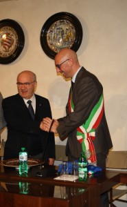 Stretta di mano tra il Presidente FIGC Tavecchio e il Sindaco Presciutti